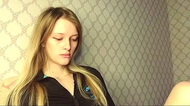 Snapshot of Evvie_Summn1 chatting on 05-15-26, 02:24 Evvie Summn1 online show from 05-15-26, 02:24