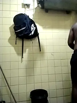 Snapshot of Polygamist chatting on 12-04-25, 04:33 Polygamist online show from 12-04-25, 04:33