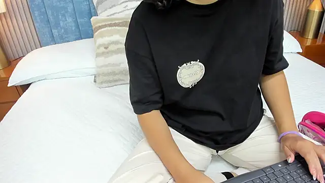 pretty sunlight  online show from 10-02-25, 01:34