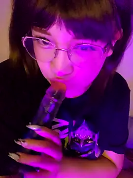 Snapshot of m0ondolly chatting on 12-23-25, 06:44 m0ondolly online show from 12-23-25, 06:44