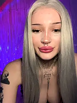 Snapshot of madelinexx chatting on 11-17-25, 11:05 madelinexx online show from 11-17-25, 11:05