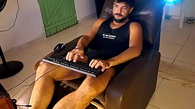 Snapshot of LUH133 chatting on 03-06-26, 12:18 LUH133 online show from 03-06-26, 12:18