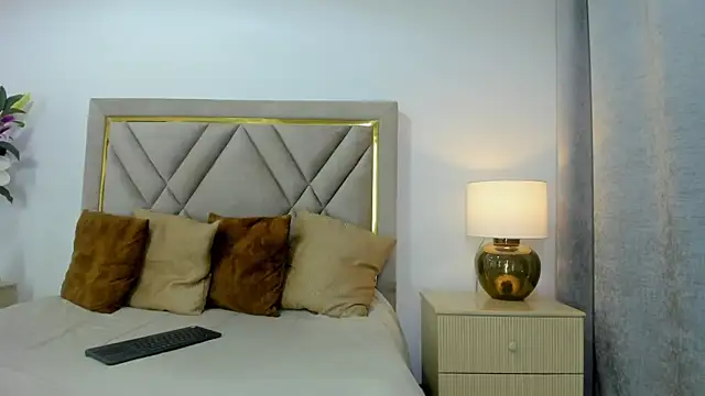 Snapshot of emily_queen2 chatting on 11-30-25, 06:23 emily queen2 online show from 11-30-25, 06:23