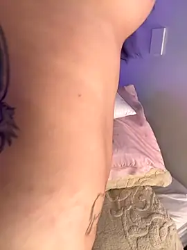 Snapshot of Mae_Henao9 chatting on 10-22-25, 08:47 Mae Henao9 online show from 10-22-25, 08:47