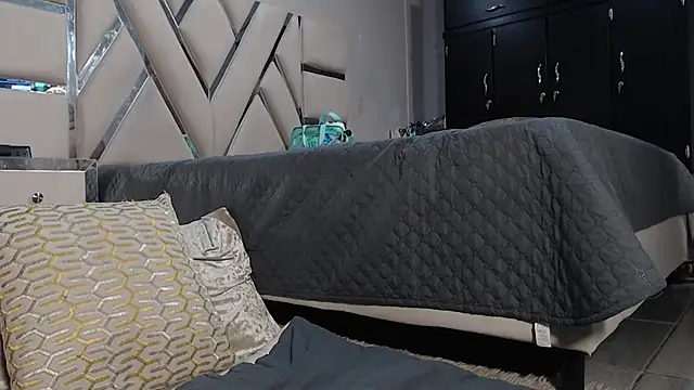 Luna Florez online show from 02-22-25, 04:51