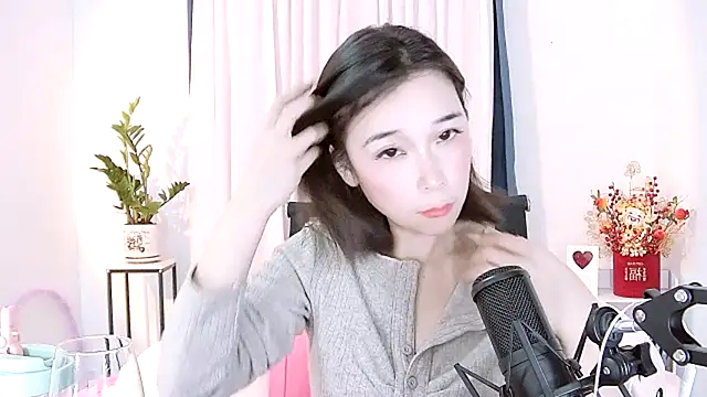 Snapshot of Amity-ox chatting on 02-14-25, 04:04 Amity-ox online show from 02-14-25, 04:04