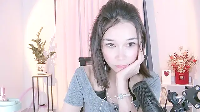 Snapshot of Amity-ox chatting on 02-20-25, 02:13 Amity-ox online show from 02-20-25, 02:13
