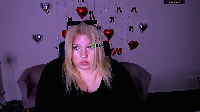 Snapshot of juli_kisss chatting on 02-14-26, 02:36 juli kisss online show from 02-14-26, 02:36