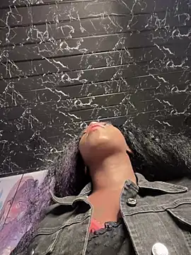 Snapshot of Thyana_LS chatting on 02-13-25, 01:15 Thyana LS online show from 02-13-25, 01:15