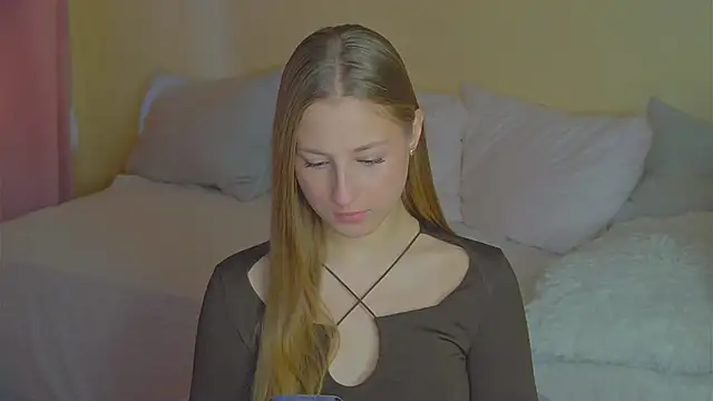 Snapshot of BritneyCruze chatting on 11-18-25, 09:03 BritneyCruze online show from 11-18-25, 09:03