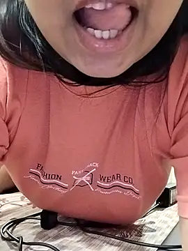 Snapshot of QueenHaryana chatting on 11-10-25, 08:30 QueenHaryana online show from 11-10-25, 08:30