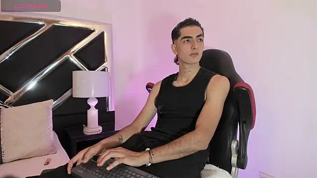 Snapshot of DimitryHank chatting on 01-17-25, 06:33 DimitryHank online show from 01-17-25, 06:33