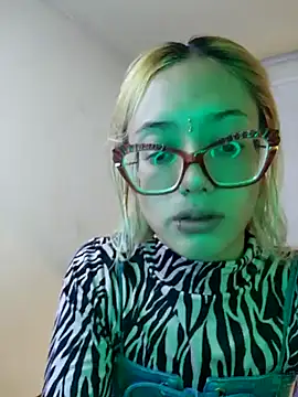 Snapshot of 911Calling chatting on 12-21-24, 12:20 911Calling online show from 12-21-24, 12:20