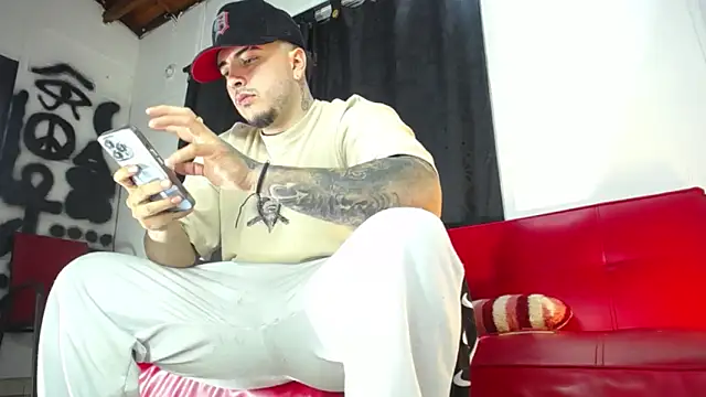 Snapshot of Dexter-T chatting on 01-14-25, 04:36 Dexter-T online show from 01-14-25, 04:36