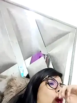 Snapshot of evelingjoyy chatting on 12-19-25, 09:44 evelingjoyy online show from 12-19-25, 09:44