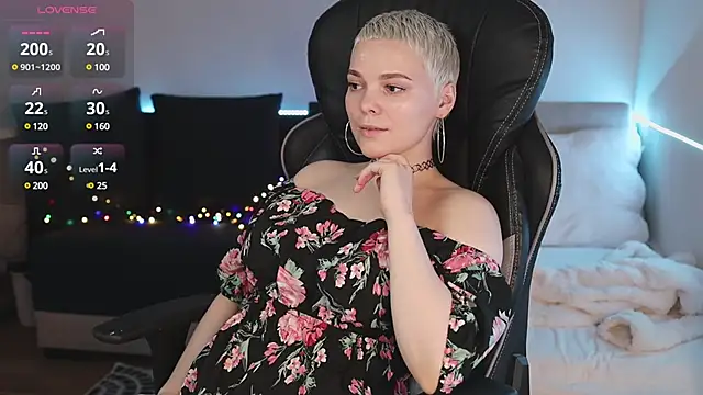 Snapshot of LikaBerry1 chatting on 02-04-25, 04:08 LikaBerry1 online show from 02-04-25, 04:08