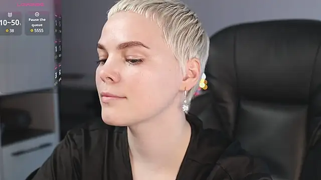 Snapshot of LikaBerry1 chatting on 02-09-25, 10:54 LikaBerry1 online show from 02-09-25, 10:54