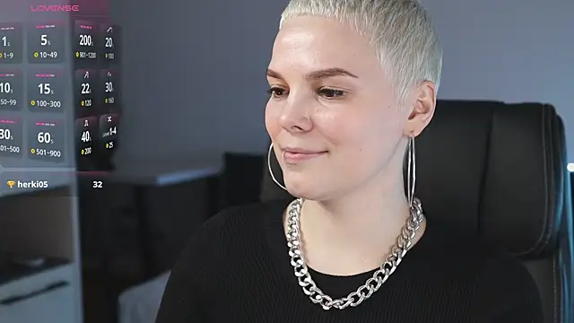 Snapshot of LikaBerry1 chatting on 02-17-25, 08:58 LikaBerry1 online show from 02-17-25, 08:58