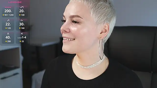 Snapshot of LikaBerry1 chatting on 02-19-25, 06:43 LikaBerry1 online show from 02-19-25, 06:43