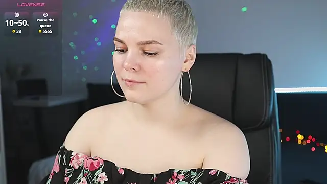 Snapshot of LikaBerry1 chatting on 02-25-25, 07:58 LikaBerry1 online show from 02-25-25, 07:58