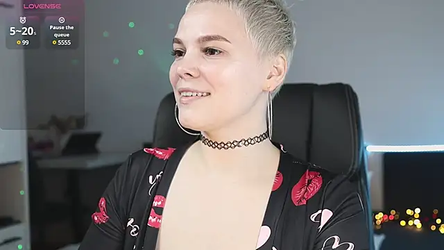 Snapshot of LikaBerry1 chatting on 03-12-25, 07:06 LikaBerry1 online show from 03-12-25, 07:06