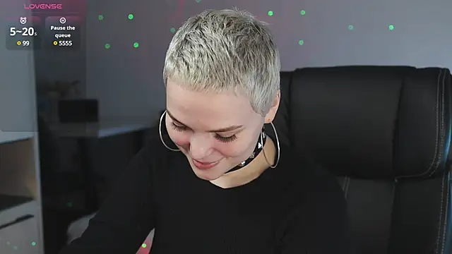 Snapshot of LikaBerry1 chatting on 03-18-25, 08:37 LikaBerry1 online show from 03-18-25, 08:37