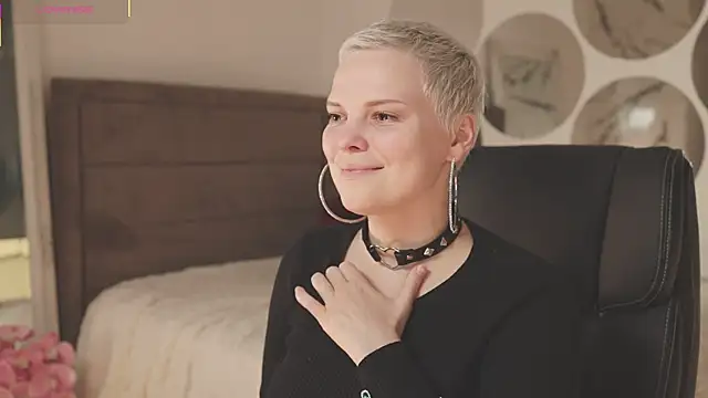 Snapshot of LikaBerry1 chatting on 09-14-25, 04:39 LikaBerry1 online show from 09-14-25, 04:39