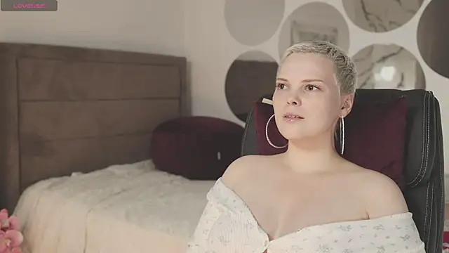 Snapshot of LikaBerry1 chatting on 09-21-25, 04:19 LikaBerry1 online show from 09-21-25, 04:19