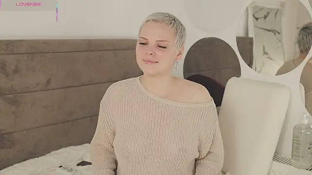 Snapshot of LikaBerry1 chatting on 09-30-25, 12:43 LikaBerry1 online show from 09-30-25, 12:43