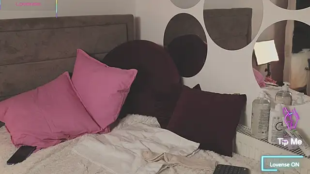 Snapshot of LikaBerry1 chatting on 10-11-25, 01:38 LikaBerry1 online show from 10-11-25, 01:38