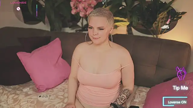 Snapshot of LikaBerry1 chatting on 10-17-25, 02:59 LikaBerry1 online show from 10-17-25, 02:59