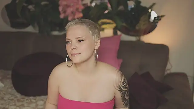 Snapshot of LikaBerry1 chatting on 10-20-25, 02:34 LikaBerry1 online show from 10-20-25, 02:34