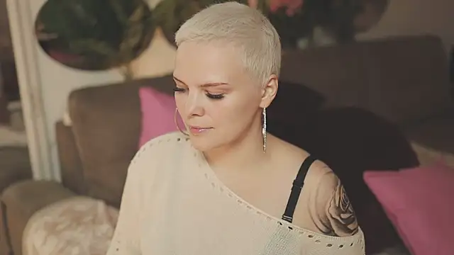 Snapshot of LikaBerry1 chatting on 10-21-25, 04:24 LikaBerry1 online show from 10-21-25, 04:24