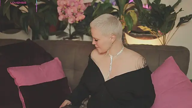 Snapshot of LikaBerry1 chatting on 10-23-25, 03:39 LikaBerry1 online show from 10-23-25, 03:39