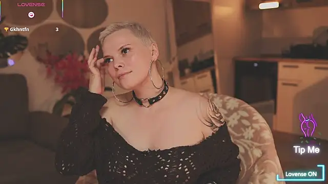 Snapshot of LikaBerry1 chatting on 10-28-25, 02:53 LikaBerry1 online show from 10-28-25, 02:53