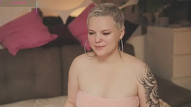 Snapshot of LikaBerry1 chatting on 11-13-25, 05:06 LikaBerry1 online show from 11-13-25, 05:06