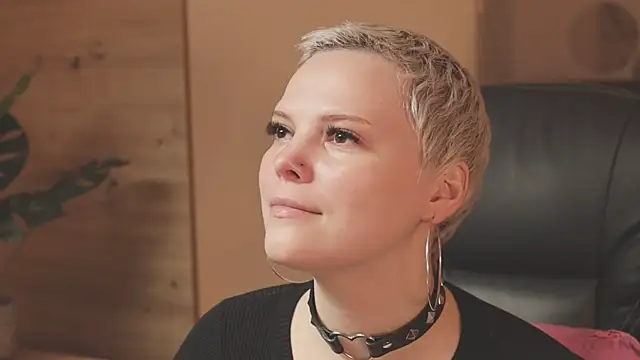 Snapshot of LikaBerry1 chatting on 11-18-25, 12:31 LikaBerry1 online show from 11-18-25, 12:31