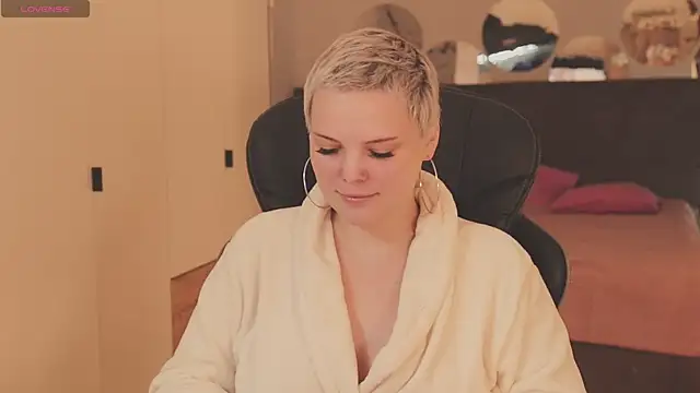 Snapshot of LikaBerry1 chatting on 11-25-25, 11:43 LikaBerry1 online show from 11-25-25, 11:43