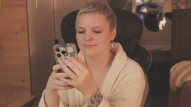 Snapshot of LikaBerry1 chatting on 12-05-25, 01:09 LikaBerry1 online show from 12-05-25, 01:09