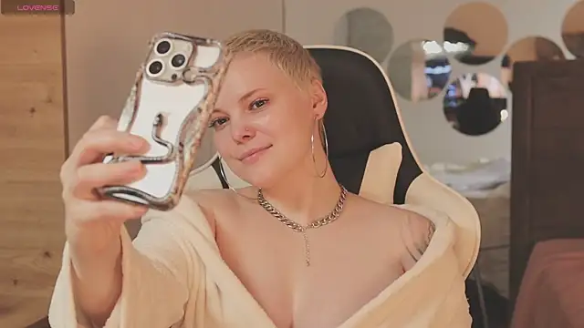 Snapshot of LikaBerry1 chatting on 12-21-25, 12:01 LikaBerry1 online show from 12-21-25, 12:01