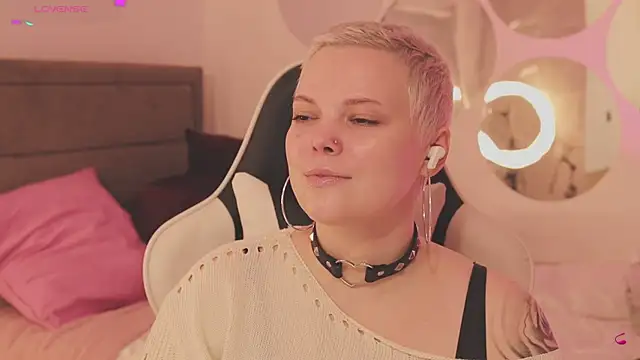 Snapshot of LikaBerry1 chatting on 01-18-26, 01:04 LikaBerry1 online show from 01-18-26, 01:04