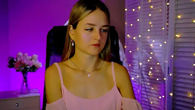 Snapshot of DeboraLarson chatting on 11-18-25, 03:34 DeboraLarson online show from 11-18-25, 03:34