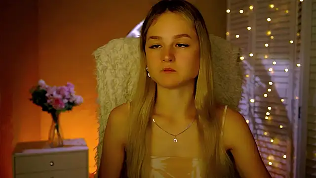 Snapshot of DeboraLarson chatting on 11-25-25, 03:39 DeboraLarson online show from 11-25-25, 03:39