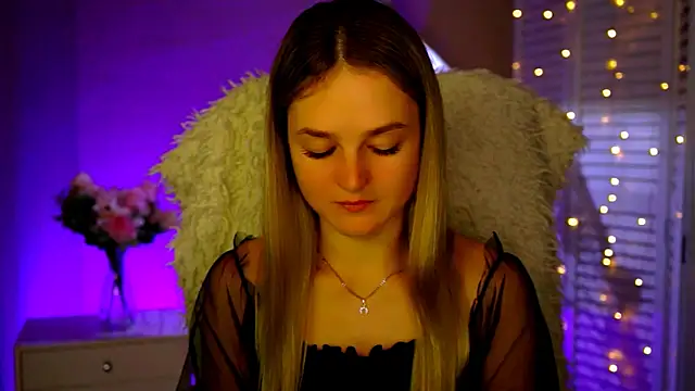 Snapshot of DeboraLarson chatting on 11-28-25, 04:15 DeboraLarson online show from 11-28-25, 04:15