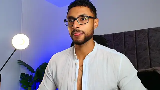 Snapshot of LiamGarcia1 chatting on 10-16-25, 01:01 LiamGarcia1 online show from 10-16-25, 01:01