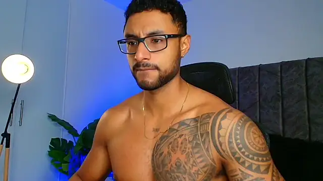 Snapshot of LiamGarcia1 chatting on 10-19-25, 01:23 LiamGarcia1 online show from 10-19-25, 01:23