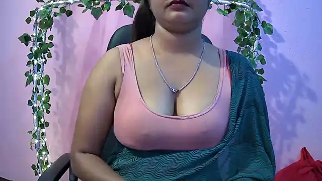 Snapshot of Pari-new chatting on 03-05-25, 04:24 Pari-new online show from 03-05-25, 04:24