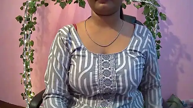 Snapshot of Pari-new chatting on 03-08-25, 10:43 Pari-new online show from 03-08-25, 10:43