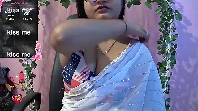 Snapshot of Pari-new chatting on 12-15-25, 04:17 Pari-new online show from 12-15-25, 04:17