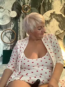 Snapshot of Laura_Millf chatting on 10-28-25, 10:19 Laura Millf online show from 10-28-25, 10:19